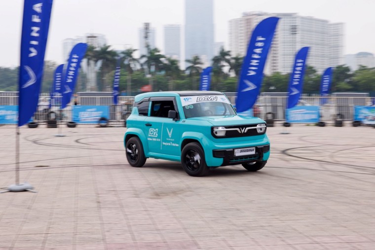 Hà Nội bùng nổ với sự kiện “Thu xăng - Đổi điện”: Drift nghẹt thở, lái thử “phê”, lên đời xe điện ngay tại sự kiện ảnh 6