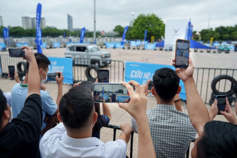 Hà Nội bùng nổ với sự kiện “Thu xăng - Đổi điện”: Drift nghẹt thở, lái thử “phê”, lên đời xe điện ngay tại sự kiện ảnh 7