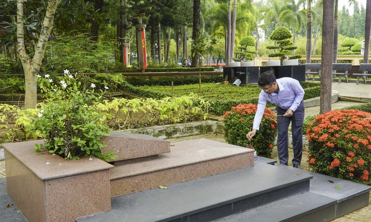 PV GAS SE dâng hương tưởng niệm nhân ngày Thương binh liệt sỹ ảnh 1