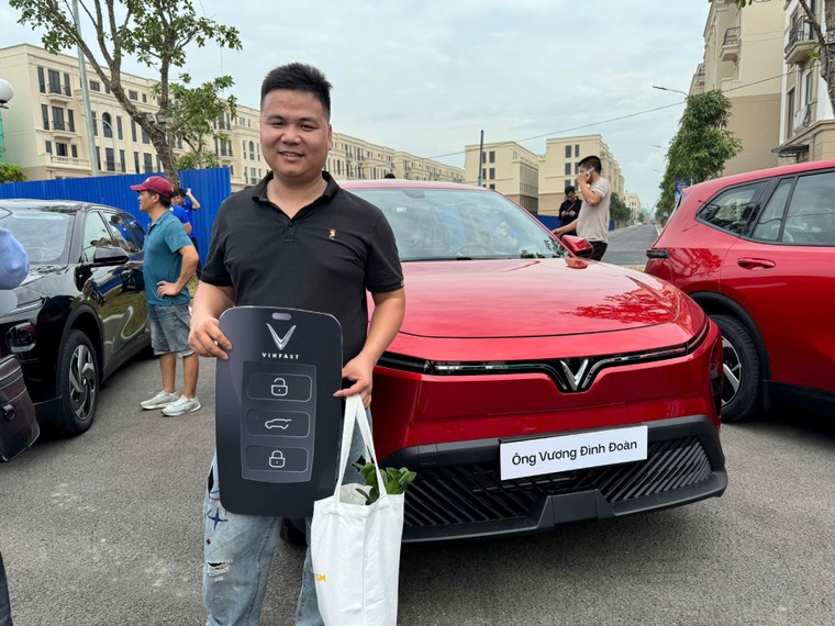 Mua VinFast Limo Green về chạy dịch vụ, tài xế nhận xét: Thực tế đẹp hơn trong ảnh, rộng rãi hơn các đối thủ cùng tầm tiền ảnh 2