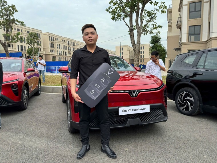 Mua VinFast Limo Green về chạy dịch vụ, tài xế nhận xét: Thực tế đẹp hơn trong ảnh, rộng rãi hơn các đối thủ cùng tầm tiền ảnh 3