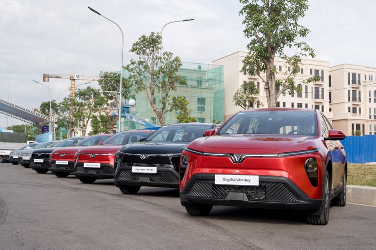 Mua VinFast Limo Green về chạy dịch vụ, tài xế nhận xét: Thực tế đẹp hơn trong ảnh, rộng rãi hơn các đối thủ cùng tầm tiền ảnh 5