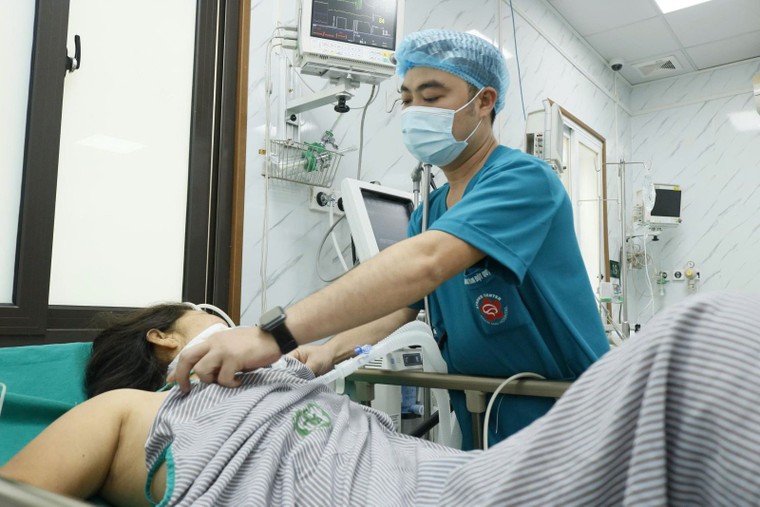 Bác sĩ thông tin về tin đồn "tăng 1 độ C là tăng thêm 10% nguy cơ đột quỵ" ảnh 1