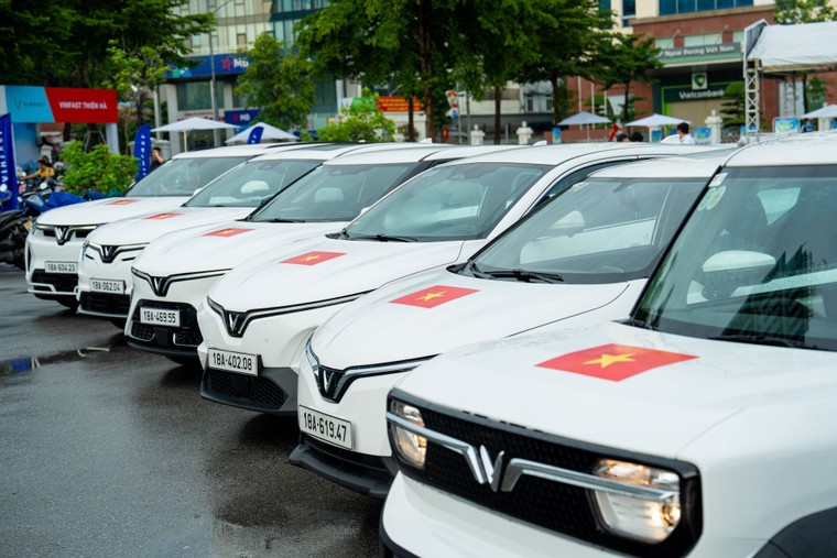 Vinfast tặng 100.000 bộ decal Quốc kỳ - Mừng 80 năm Quốc khánh ảnh 2