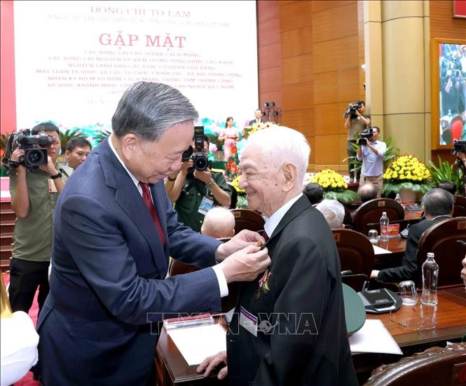 Tổng Bí thư chủ trì buổi gặp mặt các đồng chí nguyên lãnh đạo Đảng, Nhà nước ảnh 3