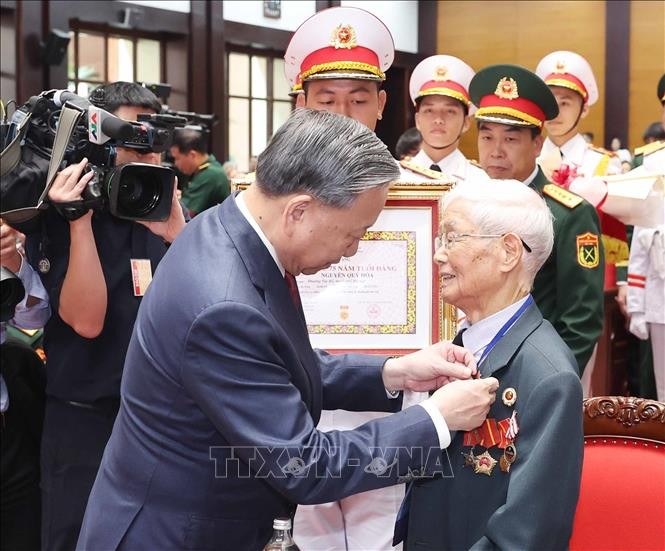 Tổng Bí thư chủ trì buổi gặp mặt các đồng chí nguyên lãnh đạo Đảng, Nhà nước ảnh 6