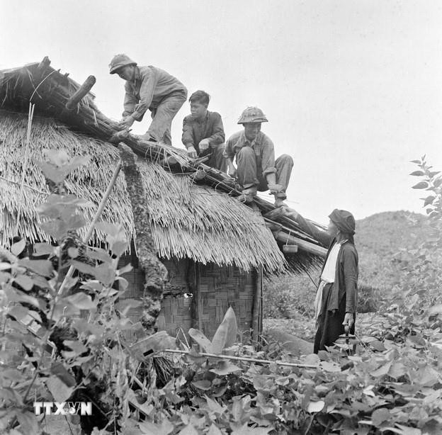 80 năm Công an Nhân dân Việt Nam cùng toàn dân trong sự nghiệp xây dựng và bảo vệ Tổ quốc ảnh 2