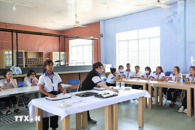 Bộ Chính trị ban hành Nghị quyết về đột phá phát triển giáo dục và đào tạo ảnh 1