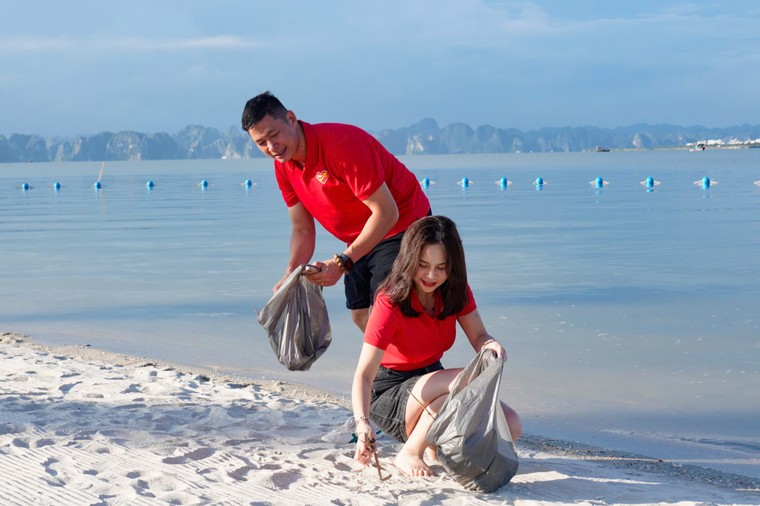 Gần 600 “chiến binh” Vietjet đồng loạt ra quân làm sạch biển Hạ Long ảnh 1