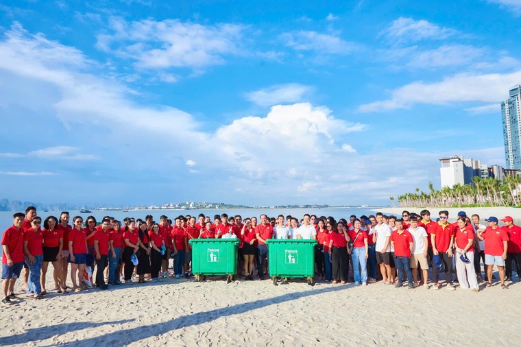 Gần 600 “chiến binh” Vietjet đồng loạt ra quân làm sạch biển Hạ Long ảnh 4