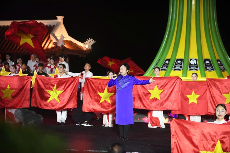 “Lời tri ân – Dòng sông hoa lửa”: Đêm nghệ thuật tái hiện huyền thoại bến phà Long Đại ảnh 1