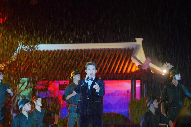 “Lời tri ân – Dòng sông hoa lửa”: Đêm nghệ thuật tái hiện huyền thoại bến phà Long Đại ảnh 3