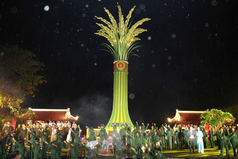 “Lời tri ân – Dòng sông hoa lửa”: Đêm nghệ thuật tái hiện huyền thoại bến phà Long Đại ảnh 4