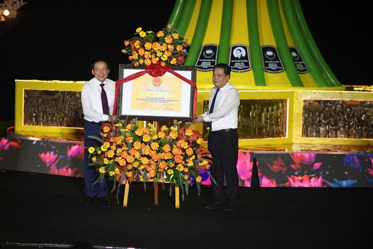 “Lời tri ân – Dòng sông hoa lửa”: Đêm nghệ thuật tái hiện huyền thoại bến phà Long Đại ảnh 5