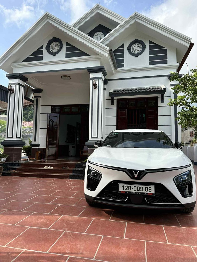 Bỏ xe xăng, chuyển sang VinFast VF 7, chủ xe khẳng định: Phấn khích hơn, an toàn hơn, tiết kiệm cả trăm triệu đồng ảnh 1