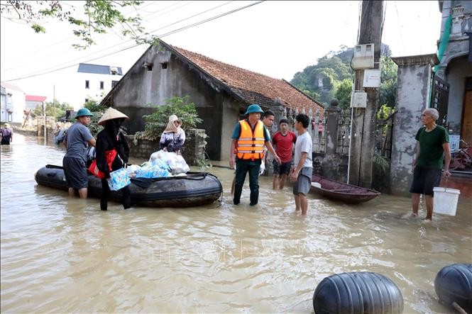 Bác sĩ hướng dẫn cách "sinh tồn" trong mưa lũ ảnh 1