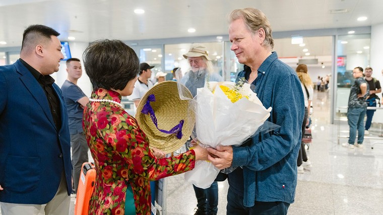 Secret Garden đến sân bay Nội Bài, thích thú khi được tặng nón lá vẽ tay thủ công ảnh 2