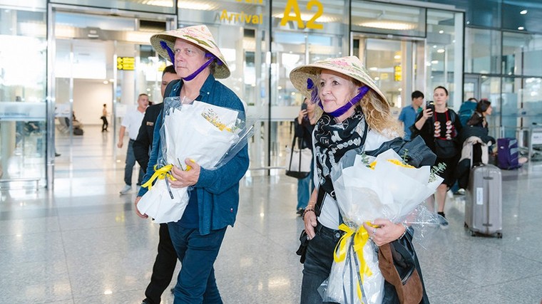 Secret Garden đến sân bay Nội Bài, thích thú khi được tặng nón lá vẽ tay thủ công ảnh 4