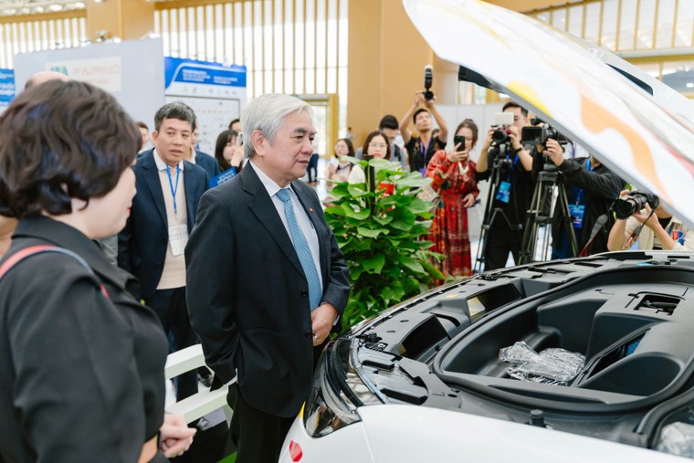 VinFast trở thành tâm điểm tại Tuần lễ Công nghiệp và Công nghệ Việt Nam 2025 với loạt xe điện hoành tráng ảnh 1