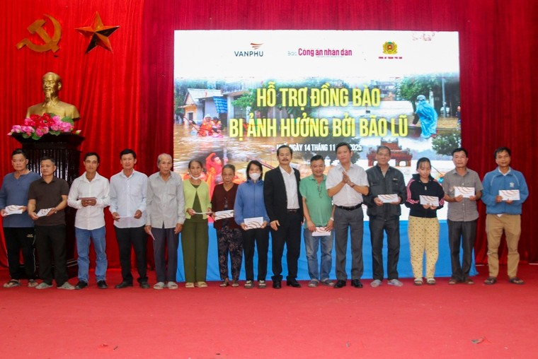 Văn Phú hỗ trợ người dân Huế bị ảnh hưởng bởi bão lũ: Lan tỏa tinh thần “vị nhân sinh” giữa mùa mưa lũ ảnh 2