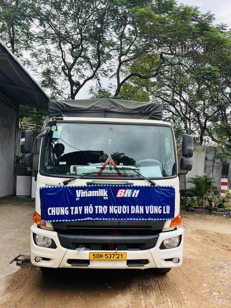 Vinamilk kịp thời hỗ trợ 48 tấn sản phẩm dinh dưỡng đến bà con vùng lũ miền Trung và Tây Nguyên ảnh 2