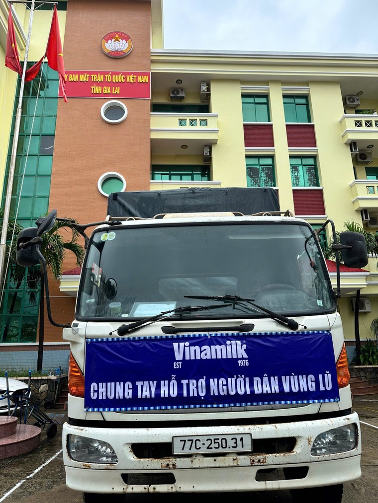 Vinamilk kịp thời hỗ trợ 48 tấn sản phẩm dinh dưỡng đến bà con vùng lũ miền Trung và Tây Nguyên ảnh 4