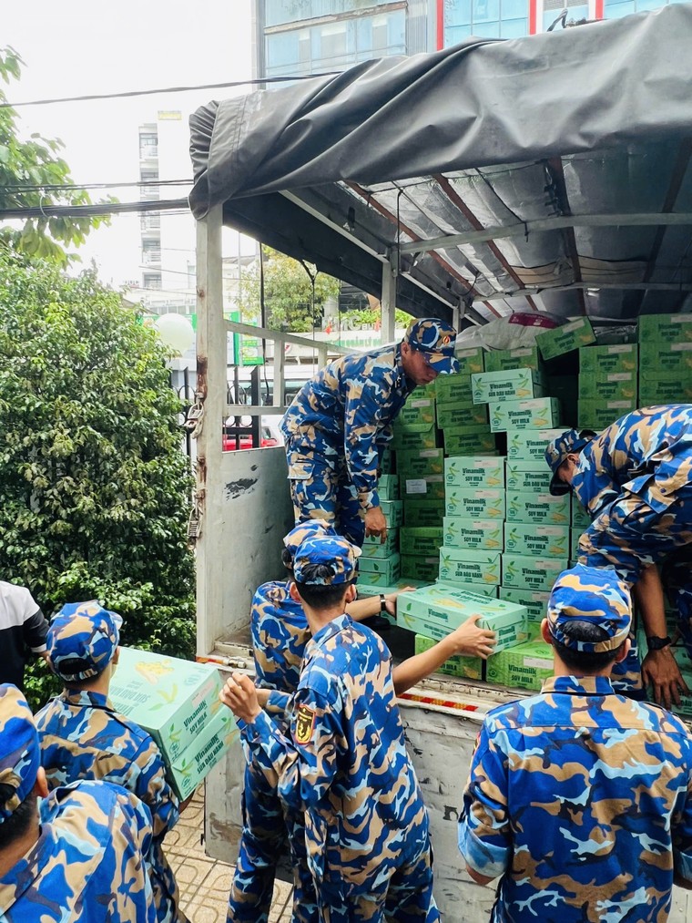 Vinamilk kịp thời hỗ trợ 48 tấn sản phẩm dinh dưỡng đến bà con vùng lũ miền Trung và Tây Nguyên ảnh 7