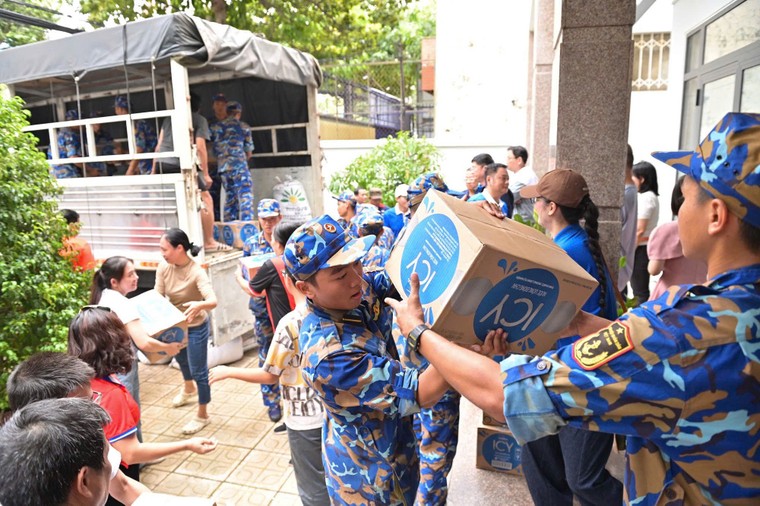 Vinamilk kịp thời hỗ trợ 48 tấn sản phẩm dinh dưỡng đến bà con vùng lũ miền Trung và Tây Nguyên ảnh 9