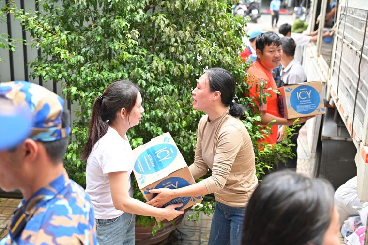 Vinamilk kịp thời hỗ trợ 48 tấn sản phẩm dinh dưỡng đến bà con vùng lũ miền Trung và Tây Nguyên ảnh 10