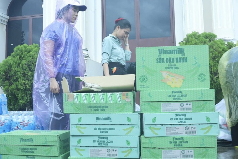 Vinamilk kịp thời hỗ trợ 48 tấn sản phẩm dinh dưỡng đến bà con vùng lũ miền Trung và Tây Nguyên ảnh 12