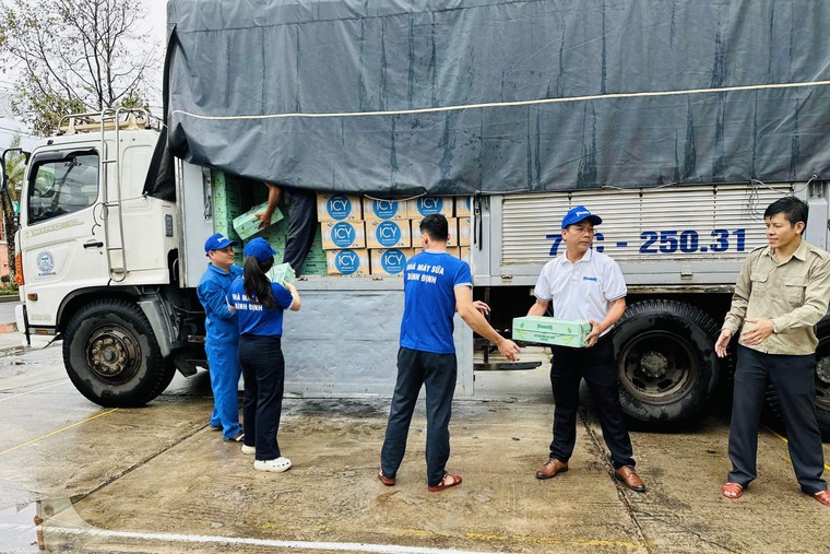 Vinamilk kịp thời hỗ trợ 48 tấn sản phẩm dinh dưỡng đến bà con vùng lũ miền Trung và Tây Nguyên ảnh 17