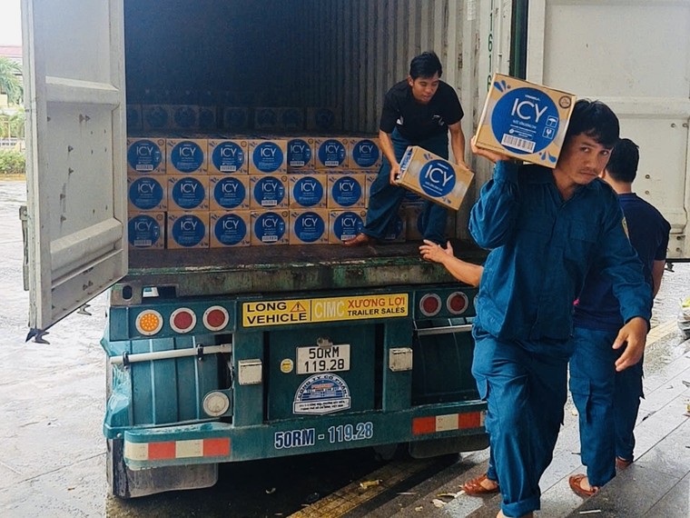 Vinamilk kịp thời hỗ trợ 48 tấn sản phẩm dinh dưỡng đến bà con vùng lũ miền Trung và Tây Nguyên ảnh 19