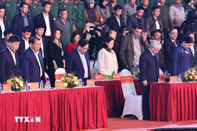 Thủ tướng kêu gọi đồng bào cả nước đoàn kết một lòng hướng về miền Trung ảnh 1