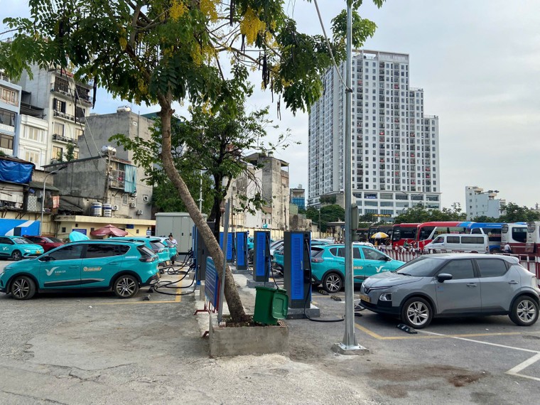 Người dùng chia sẻ về trạm sạc bến xe Giáp Bát: 40 cổng 120 kW, nằm ngay cửa ngõ phía Nam Hà Nội ảnh 1