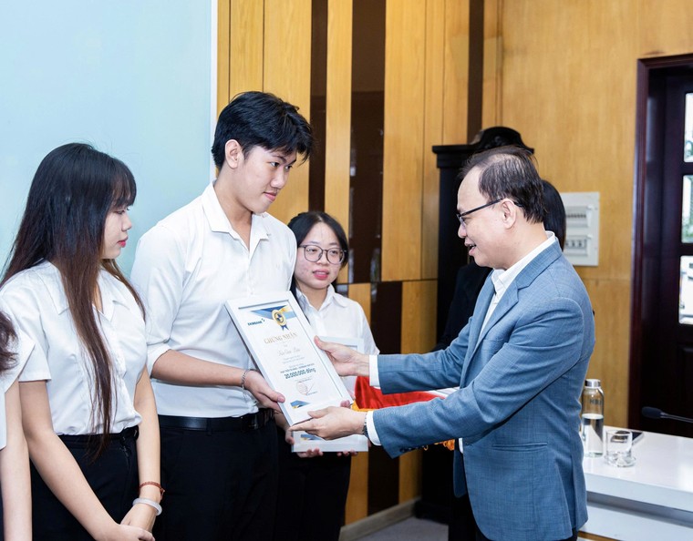 Eximbank trao học bổng trị giá 300 triệu đồng cho sinh viên Đại học Kinh tế Thành phố Hồ Chí Minh ảnh 1