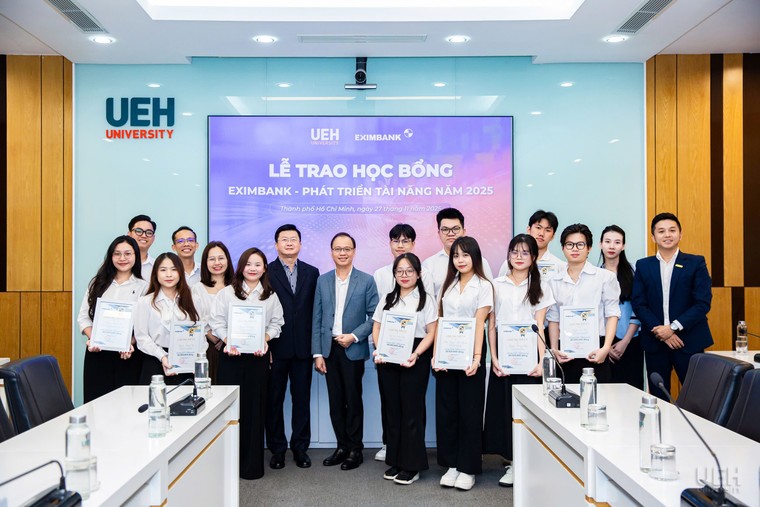 Eximbank trao học bổng trị giá 300 triệu đồng cho sinh viên Đại học Kinh tế Thành phố Hồ Chí Minh ảnh 3
