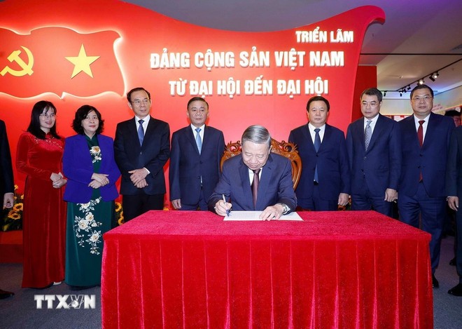 Tổng Bí thư dự khai mạc triển lãm “Đảng Cộng sản Việt Nam - Từ Đại hội đến Đại hội” ảnh 1