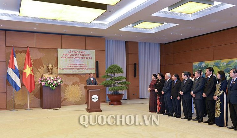 Chủ tịch Quốc hội nhận Huân chương Đoàn kết của Hội đồng Nhà nước Cuba ảnh 1