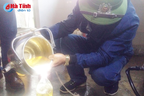 Giếng nước nhiễm dầu ở Hương Trạch: Có thể do rò rỉ téc chứa dầu? ảnh 1