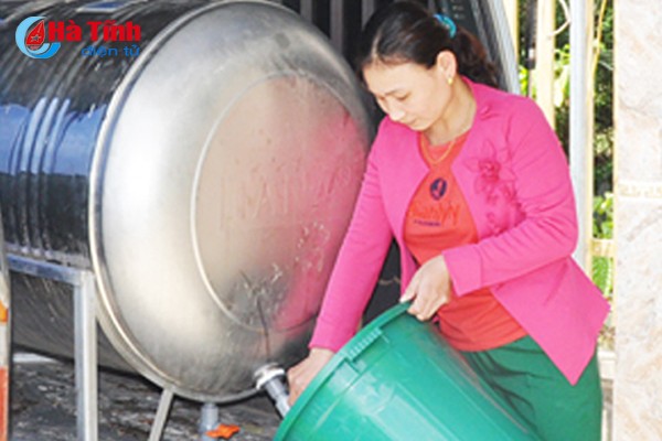 Giếng nước nhiễm dầu ở Hương Trạch: Có thể do rò rỉ téc chứa dầu? ảnh 2