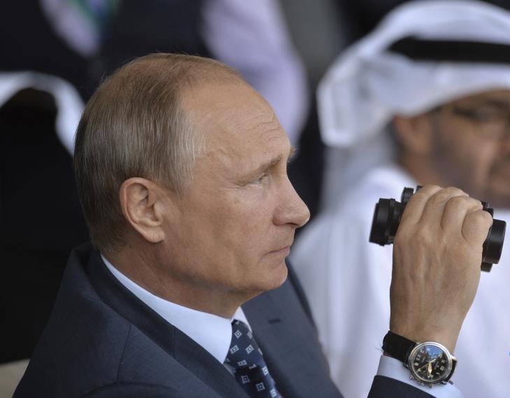 Nghệ thuật dùng đồ hiệu cực đắt đỏ của Tổng thống Nga Putin ảnh 4