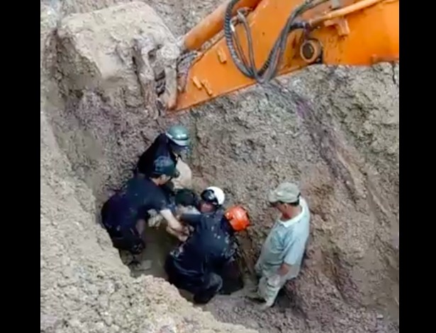 Nghẹt thở đào đất cứu hai vợ chồng bị vùi chôn sâu 2m ảnh 3