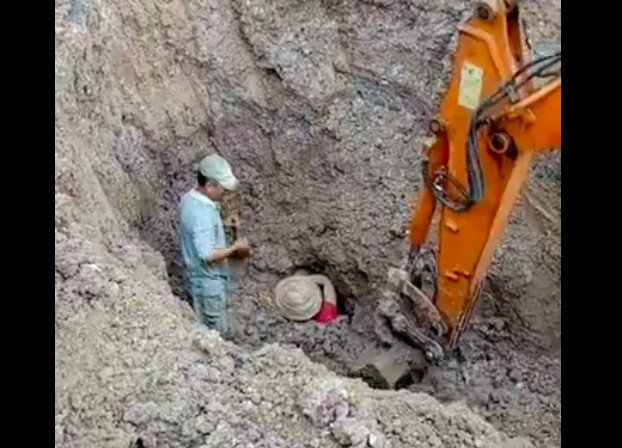 Nghẹt thở đào đất cứu hai vợ chồng bị vùi chôn sâu 2m ảnh 1