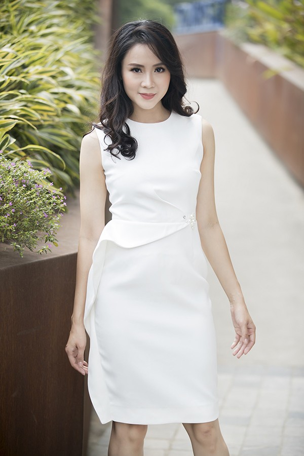 10 mẫu váy công sở hợp mốt cho nàng đón hè ảnh 1