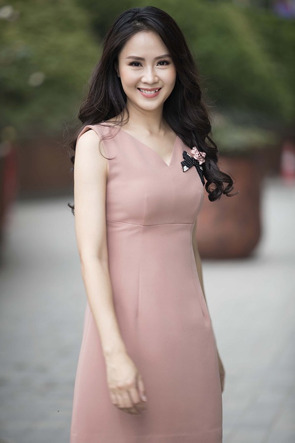 10 mẫu váy công sở hợp mốt cho nàng đón hè ảnh 8