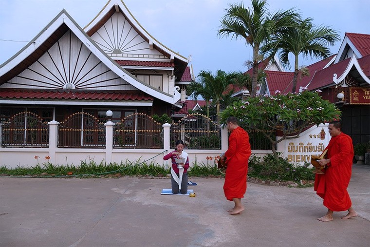 Hình ảnh đẹp mỗi sáng trên khắp đất nước Lào ảnh 5