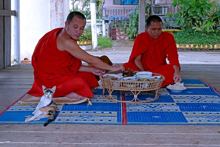 Hình ảnh đẹp mỗi sáng trên khắp đất nước Lào ảnh 14