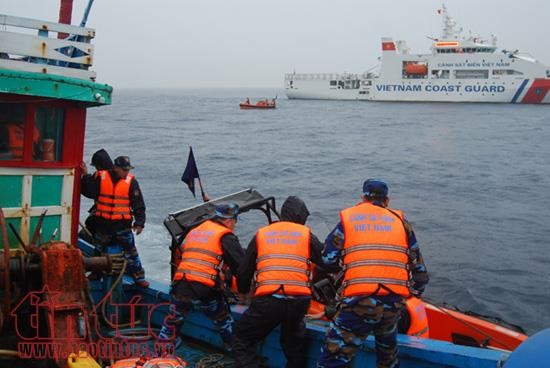 Cảnh sát biển Việt Nam - Trung Quốc kiểm tra tàu cá trên Vịnh Bắc Bộ ảnh 2