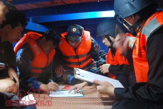 Cảnh sát biển Việt Nam - Trung Quốc kiểm tra tàu cá trên Vịnh Bắc Bộ ảnh 3