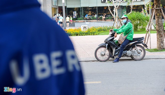 Uber nói sẽ ngừng những thương vụ bán mình như với Grab ảnh 1